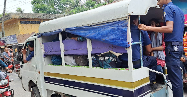 পার্কে আড্ডার সময় ১১ শিক্ষার্থী আটক, মুচলেকায় মুক্তি