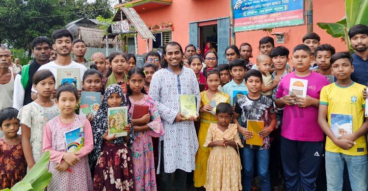 বই পড়িয়ে আলো ছড়াচ্ছেন জামাল হোসেন