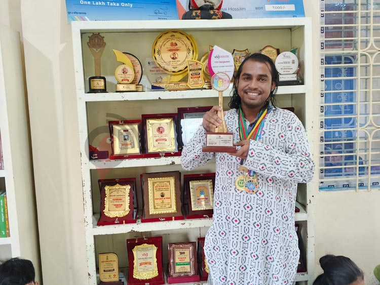 বই পড়িয়ে আলো ছড়াচ্ছেন জামাল হোসেন