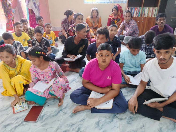 বই পড়িয়ে আলো ছড়াচ্ছেন জামাল হোসেন