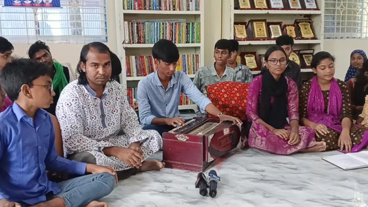 বই পড়িয়ে আলো ছড়াচ্ছেন জামাল হোসেন