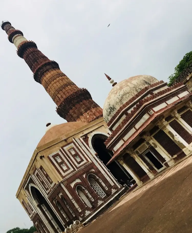 ঘুরে এলাম নয়াদিল্লির ইমাম জামিনের মাজার