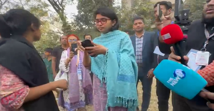 ঢাকা ৯ আসনে ভোটকেন্দ্র পরিদর্শনে তাসনিম জারা