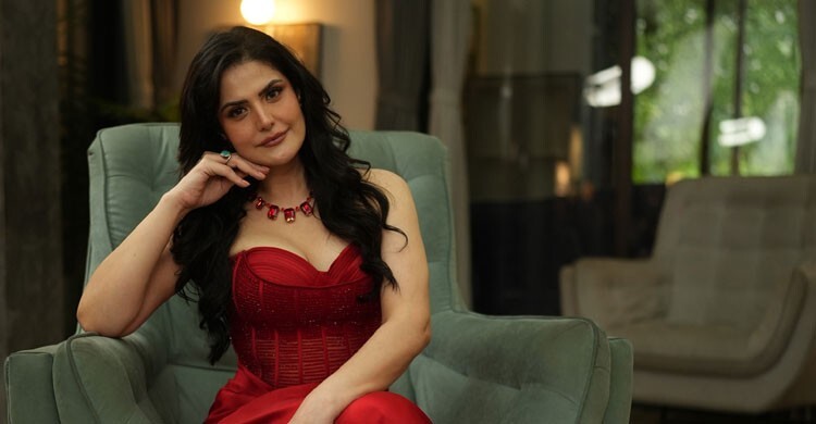 চুমুর দৃশ্য করতে বাধ্য হতেন, বলিউড নিয়ে জেরিনের বিস্ফোরক মন্তব্য