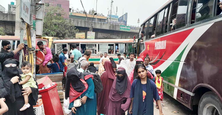 ঈদুল ফিতরের পরের দিন রাজধানীর যাত্রাবাড়ী ও সায়েদাবাদ বাস টার্মিনালে ঘরমুখো যাত্রীদের ভিড় দেখা গেছে। ভিড় তুলনামূলক বেশি রয়েছে যাত্রাবাড়ী চৌরাস্তায়