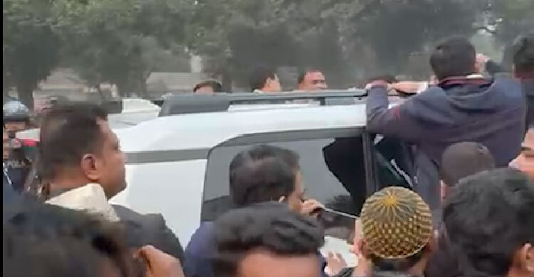 মোনাজাত শেষে চলে যাচ্ছেন তারেক রহমান