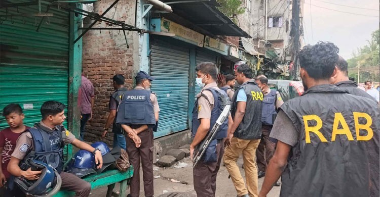 ডগ স্কোয়াড নিয়ে জেনেভা ক্যাম্পে র‍্যাব-পুলিশ-ডিএনসির অভিযান