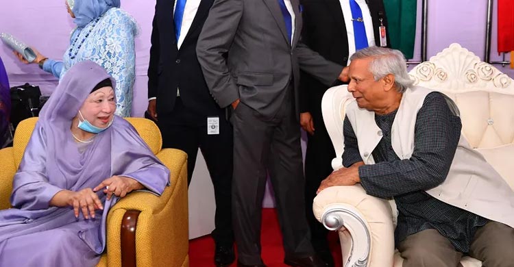 চিকিৎসায় বারবার ‘হোঁচট’, তবুও ঘুরে দাঁড়িয়েছেন খালেদা জিয়া