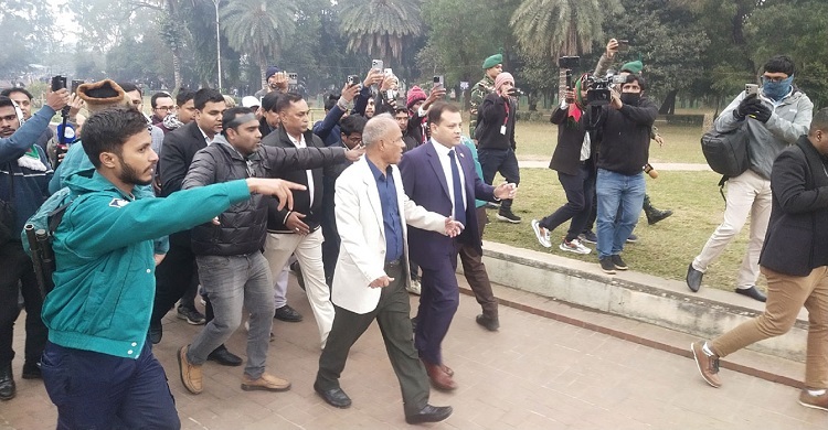 খালেদা জিয়ার কবরের স্থান পরিদর্শন করলেন স্বরাষ্ট্র উপদেষ্টা