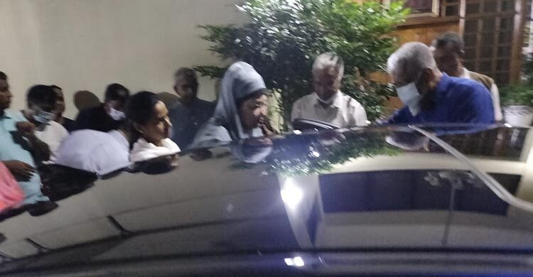 স্বাস্থ্য পরীক্ষার জন্য হাসপাতালের পথে খালেদা জিয়া