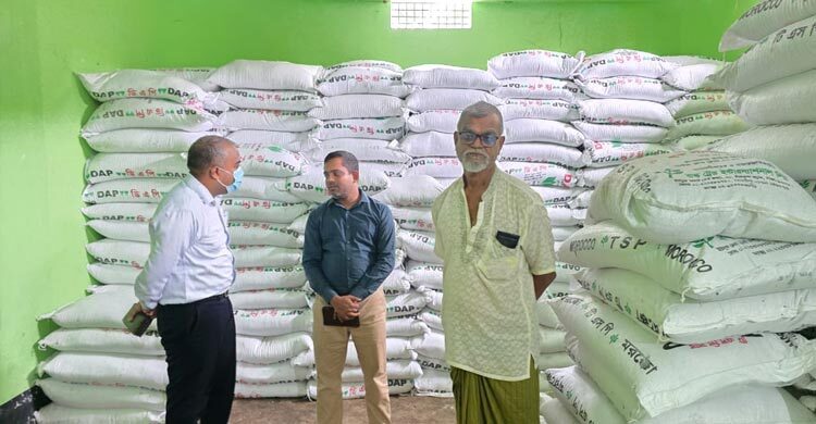 আওয়ামী লীগ নেতার গোডাউনে মজুত ৮৩১ বস্তা সার জব্দ