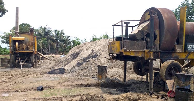 স্কুলমাঠে ইট-বালুর স্তূপ, শ্রেণিকক্ষ পলিথিনে ঢেকে চলে পাঠদান