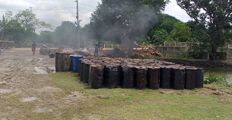 স্কুলমাঠে ইট-বালুর স্তূপ, শ্রেণিকক্ষ পলিথিনে ঢেকে চলে পাঠদান