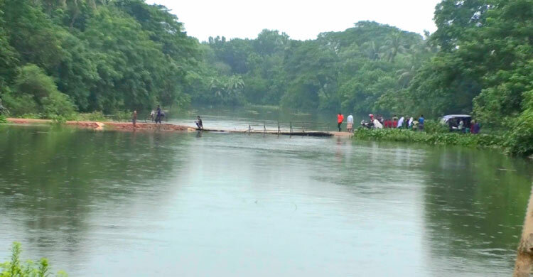 ভরা নদীতে ঠিকাদারের বাঁধ, পানির নিচে ২০ গ্রাম