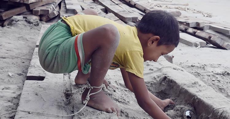 চিকিৎসার অভাবে রশিতে বাঁধা ৭ বছরের জিসান