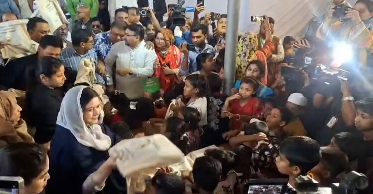 শিশু-কিশোরদের হাতে বই তুলে দিলেন জুবাইদা রহমান