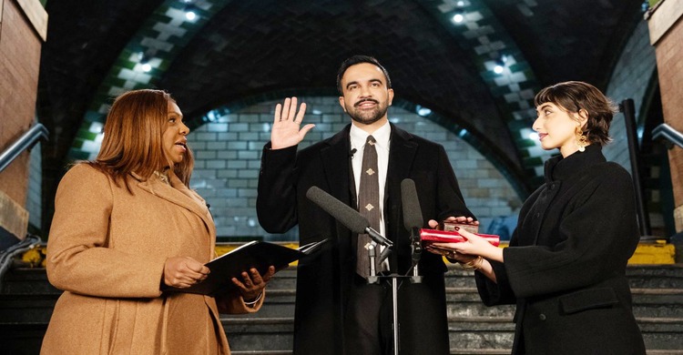 কোরআন ছুঁয়ে নিউইয়র্কের মেয়র হিসেবে শপথ নিলেন মামদানি