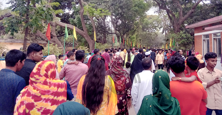 ঈদের দ্বিতীয় দিনেও চিড়িয়াখানায় দর্শনার্থীর ঢল