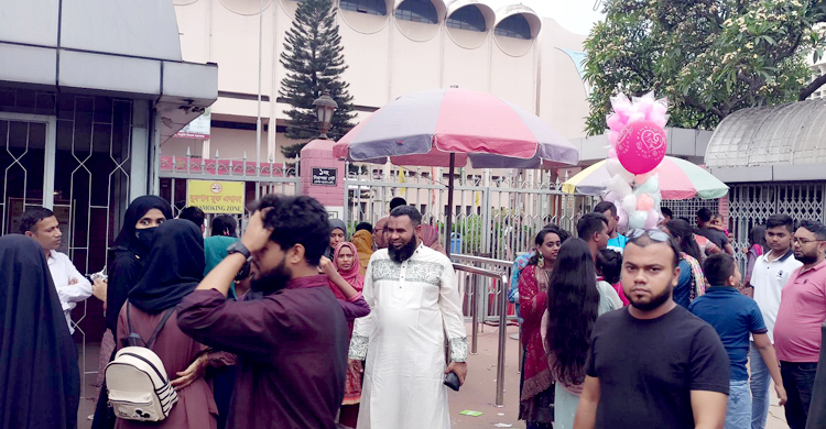 ঈদের তৃতীয় দিনেও জাতীয় জাদুঘরে দর্শনার্থীর ভিড়