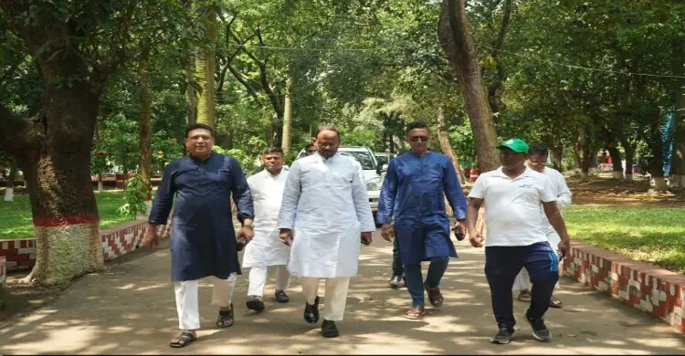 জাতীয় চিড়িয়াখানায় আকস্মিক পরিদর্শনে প্রতিমন্ত্রী