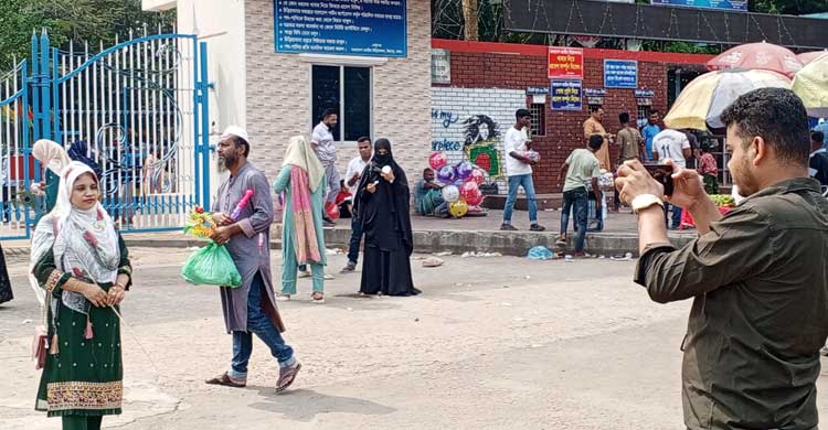 ছুটির দিনে চিড়িয়াখানায় দর্শনার্থীদের ভিড়