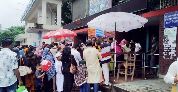 পূজার ছুটিতে মিরপুর চিড়িয়াখানায় দর্শনার্থীদের ভিড়