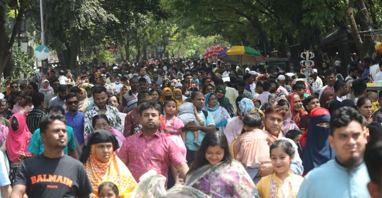 ঈদের তৃতীয় দিনেও জাতীয় চিড়িয়াখানায় দেড় লাখ দর্শনার্থীর সমাগম