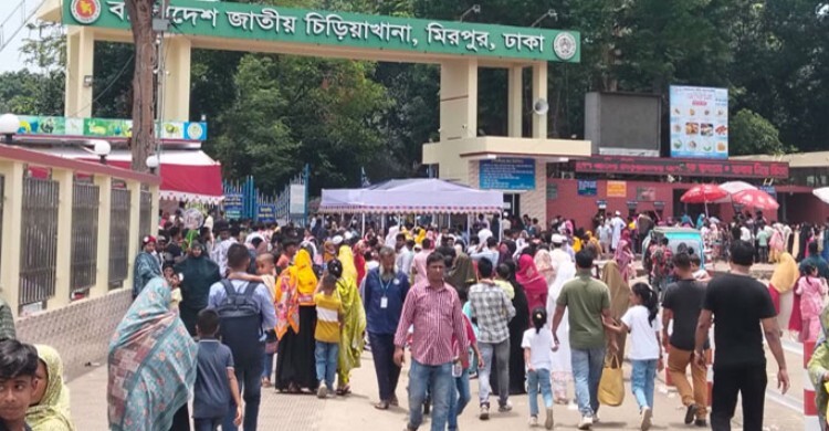 ‘ডোনাল্ড ট্রাম্পকে’ দেখতে ছুটির শেষ দিনেও উপচেপড়া ভিড়