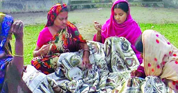 নকশিকাঁথায় গাঁথা পড়ছে নারীর কষ্ট 