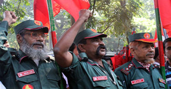 নিজামীর ফাঁসির দাবিতে মুক্তিযোদ্ধাদের বিক্ষোভ