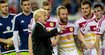 Strachan stays on as Scotland boss