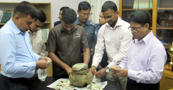 মাটি খুঁড়ে পাওয়া ৪৮৬টি রৌপ্য ডিসির কাছে হস্তান্তর