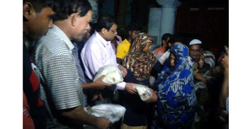 নোয়াখালীতে বন্যার্তদের মাঝে অর্থ ও খাবার বিতরণ