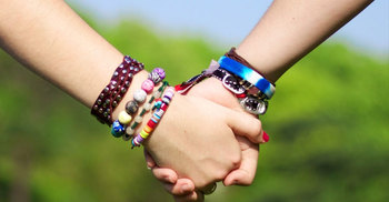 বন্ধু দিবসে বন্ধুর জন্য উপহার