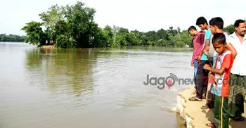 আত্রাইয়ে বেড়িবাঁধ ভেঙে ৫টি গ্রাম প্লাবিত