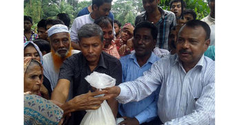 বেগমগঞ্জে বন্যার্তদের মাঝে ত্রাণ বিতরণ