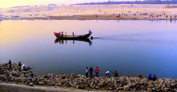 গড়াই নদীতে চালবাহী নৌকাডুবি : নিখোঁজ ৪