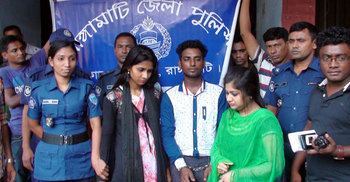 খুন করে পালানোর সময় ২ তরুণীসহ তিনজন আটক