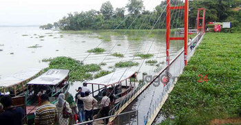 হাটু পানির নিচে ঝুলন্ত সেতু