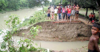 শৈলকুপায় সেচ খালের পাড় ভেঙে জলাবদ্ধতা