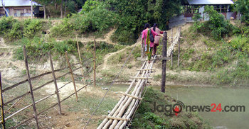 বাড়তি কাপড় নিয়ে স্কুল যেতে হয় শিক্ষার্থীদের 