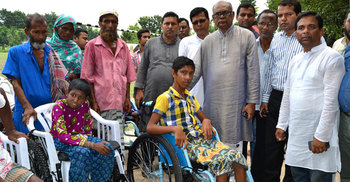 সুজানগরে প্রতিবন্ধীদের মাঝে হুইল চেয়ার বিতরণ