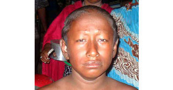 শিশুটির চুল-ভ্রু কেটে দিলেন হোটেল মালিক