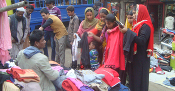 জেঁকে বসেছে শীত বেড়েছে শীতবস্ত্রের চাহিদা