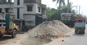 অবৈধ বালু ব্যবসায়ীরা দখল করেছে রাস্তা