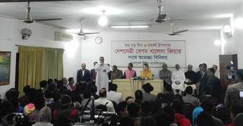 খ্রিষ্টান ধর্মাবলম্বীদের সঙ্গে শুভেচ্ছা বিনিময় করছেন খালেদা