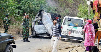 সাজেকে পর্যটকবাহী মাইক্রোবাসে দুর্বৃত্তের আগুন 