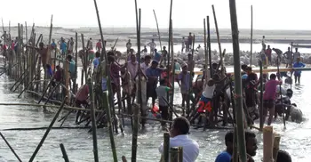 ডিমলায় স্বেচ্ছাশ্রমে মাটির বাঁধ নির্মাণ