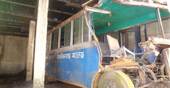 বঙ্গবন্ধুর উপহার ১৫ ধরে গ্যারেজবন্দি