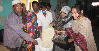 শরীয়তপুরে গরীবদের মাঝে ভিজিডি কার্ড ও চাল বিতরণ
